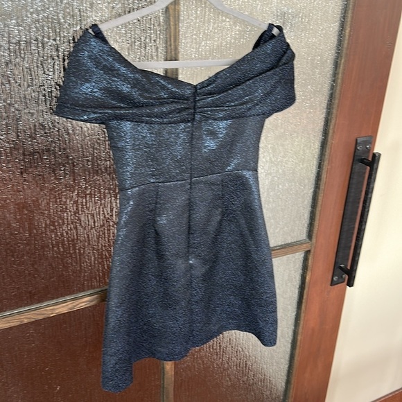 ML Monique Lhuillier
Bow Front Mini Dress size 4 - Picture 9 of 10